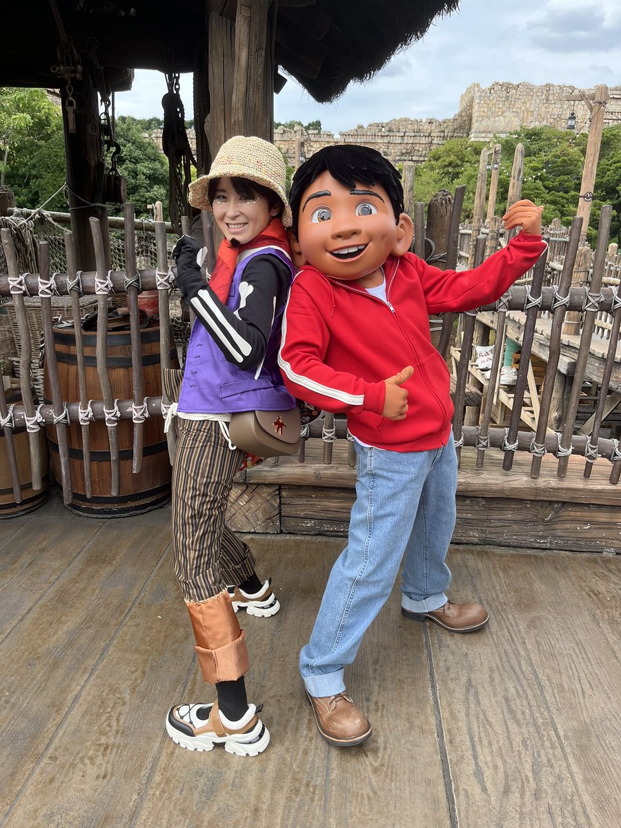 aO0g0O's tweet image. トランジット乗ってロストリバーデルタきたら、、整列グリの開始にドンピシャで遭遇できたーーー！

ミゲルだーーーーー😭😭😭

ギターにサインもらえた、、
うっすくて、ピンチ、、ミゲルていねいにゆっくりゆっくり書いてくれた😭

#Dハロ仮装2025
#RememberMe
#リメンバーミー