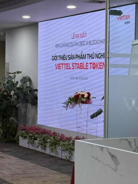 vietcryptoshare's tweet image. Viettel đang nghiên cứu CBDC cho Việt Nam, có thể là Viettel Stable Token. Đồng tiền này sẽ dùng hybrid blockchain, cân bằng giữa minh bạch và kiểm soát, mở đường cho hệ sinh thái tài chính số hoàn chỉnh. #cbdc #viettel #VCSh