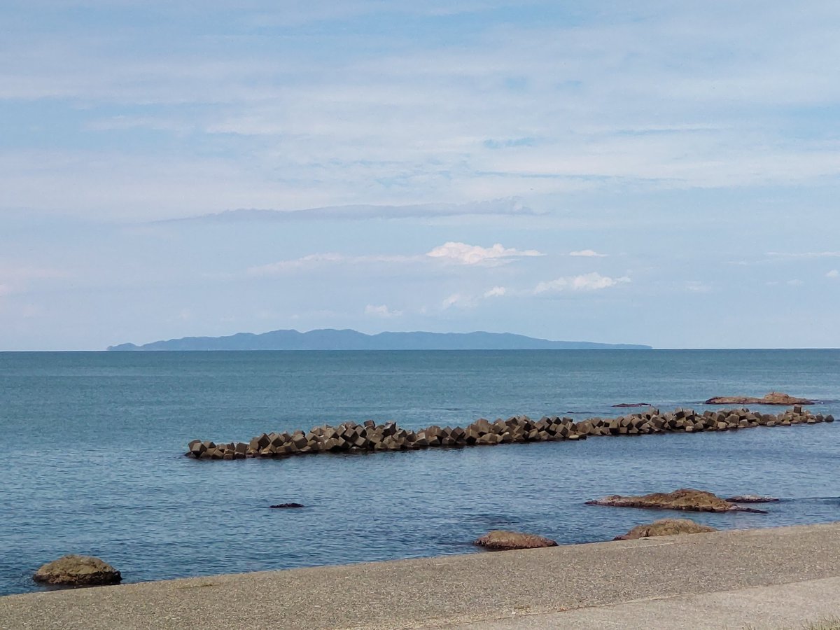 xelvis_sl230's tweet image. 現在新潟県村上市の日本海に到着🏍️💨

今日は粟島がよく見える🏝️

#なとらじWIDE