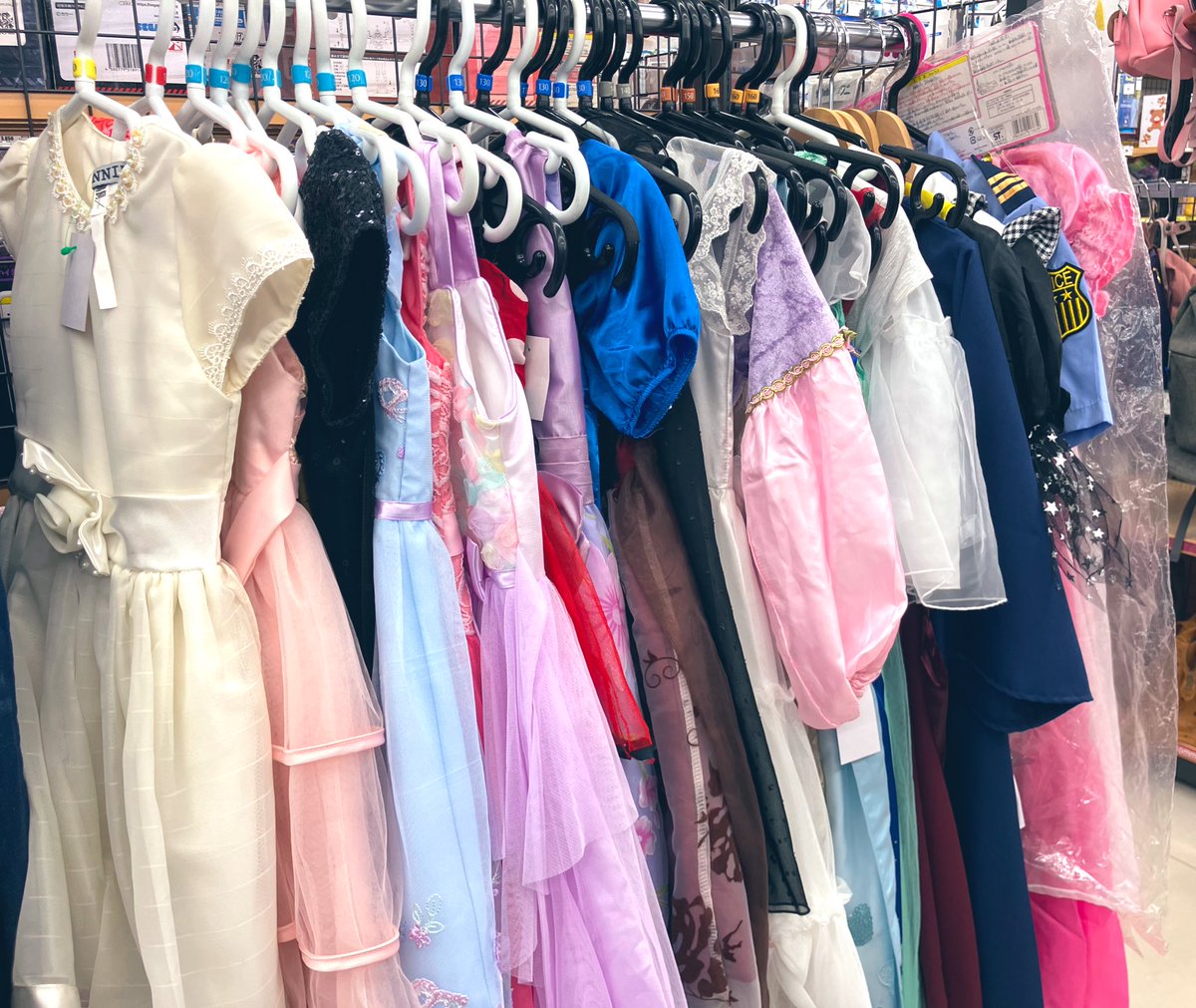 offhouse_befu's tweet image. ハロウィンの仮装やセレモニーやパーティで使えるキッズドレス👗💖
たくさん揃ってます👧🏻🎀
#オフハウス
#キッズ
#ドレス
#仮装
#ハロウィン
#パーティ