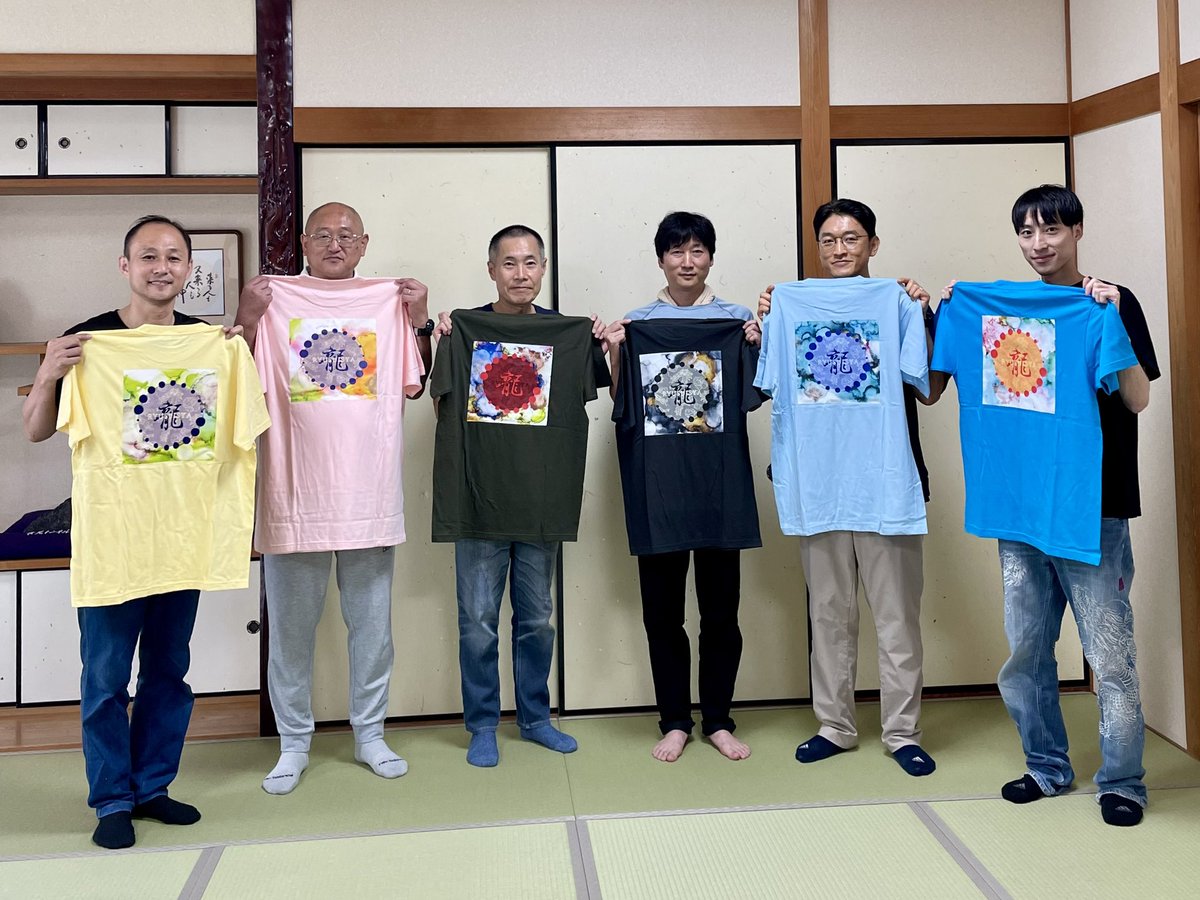 本日は、氣送りプロジェクトに参加中の
認定弟子達の写真に私が氣を入れました。
（私は向かって右から2番目)

①いいねを押す
②リツイートする
③写真に手をかざす

3ステップで、お一人様一回限定で写真から氣を受け取ることができます！

必要とされている方に届きますように！

#龍粋社　#氣送り