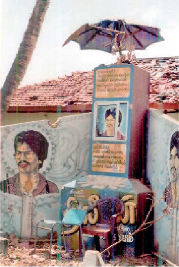 Tamileelam26's tweet photo. காந்தியத்தின் காலடியில் அல்லவா
காவியப் புதல்வனை இழந்தோம்
வெட்கி தலைகுனிக! காந்திய நாடே!
வெட்கி தலைகுனிக!

அன்று அண்ணன் கிழித்த
இந்திய அகிம்சை முகத்திரை
இதுவரை தொங்கிக் கொண்டிதானிருக்கிறது
இந்தியம் அன்றல்ல
இன்றுவரை திருந்தவில்லை…
#தியாகதீபம்_திலீபன் 
#லெப்_கேணல்_திலீபன் 
@karikaalan26