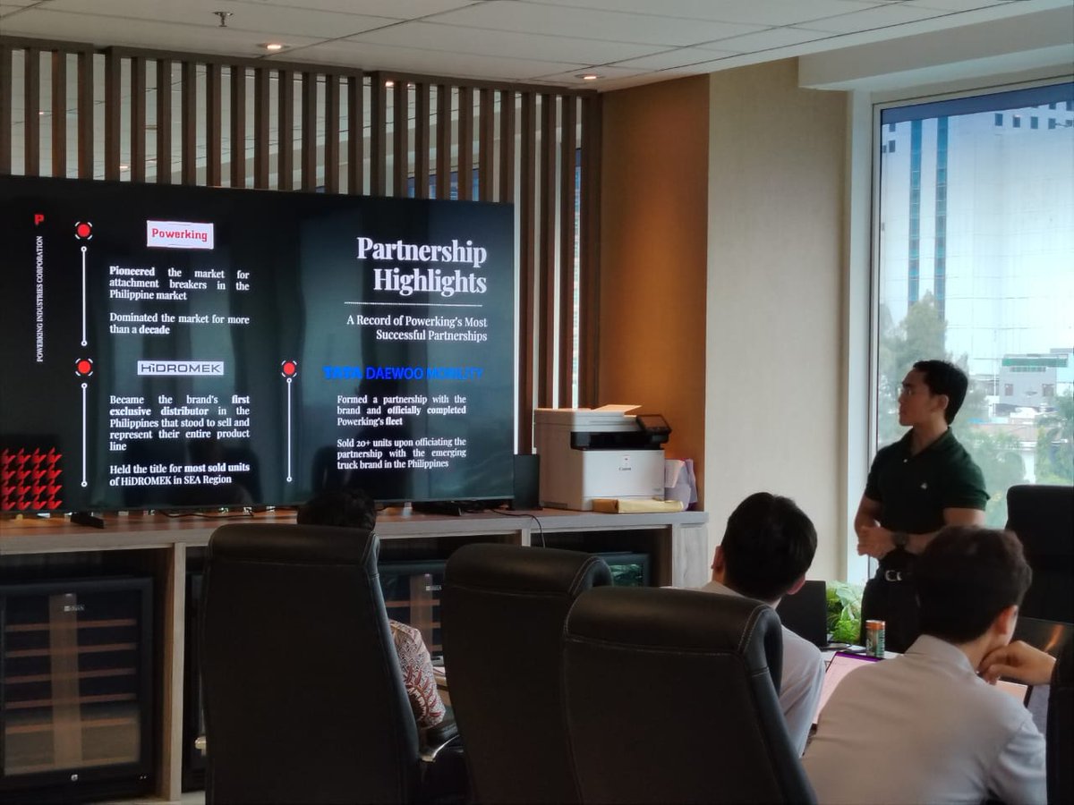 ultratrexgroup's tweet photo. “The meeting was not just a meeting — we call it a sharing of ideas, where both sides exchanged insights, discussed improvements, and aligned on future directions.”  #Ultratrex #BusinessPartnership #TrustedPartner #GrowthTogether #amphibiousexcavator https://t.co/Rq9ZsIdzmj