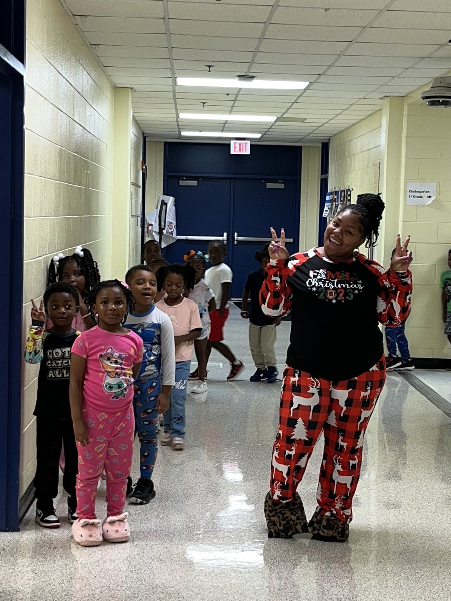 HISPANIC HERITAGE AT BETHUNE!🚨Welcome to Peru! I caught a few Panthers walking thru the airport getting ready to have a great vacation. #4thgradehall <a href="/BethuneES/">Mary M. Bethune Elem</a> <a href="/FultonCoSchools/">FultonCountySchools</a> <a href="/FCS_SEC/">FCS SEC</a>