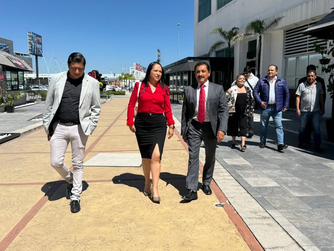 matarubio61's tweet photo. 🌟Como siempre es un gusto saludar a nuestra senadora de la república Liz Sánchez, digna representante del estado de Puebla.🌟

​ Con afecto para nuestra compañera Maribel Ruiz Velazquez acompañando al presidente municipal Víctor Vargas presidente municipal de Francisco Z. Mena. https://t.co/5WTqt2xnKn