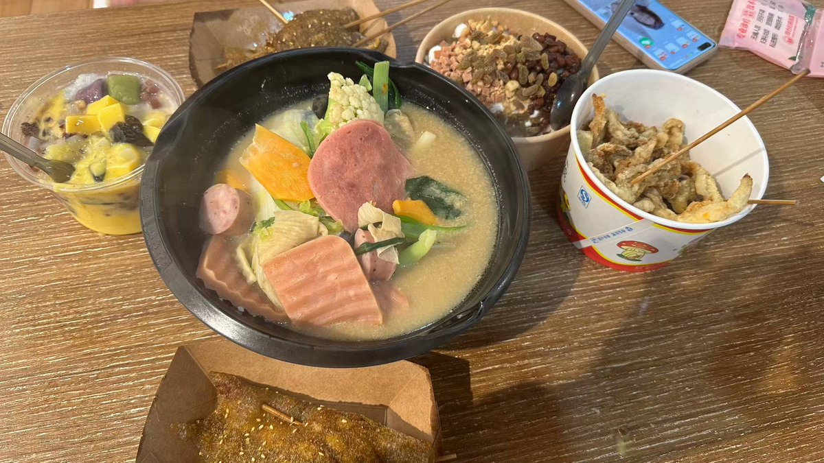 xiaoyihuFo's tweet image. There are too many street snacks. They are all delicious.😋😋😋
#delicious
#travel
#邢台市