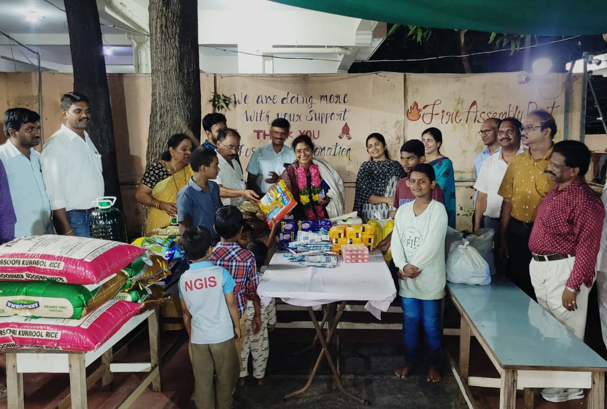 drmgnt's tweet image. #SustainabilityInAction 
Under #SHS2025 &amp;amp; #Youth Connect, GNT Division adopted Matrushri Children’s Home.
Kids learnt #RRR activities by recycling bottles into pen stands n other items.Recycled bags from old clothes distributed.Dry rations donated.Children pledged to shun plastic