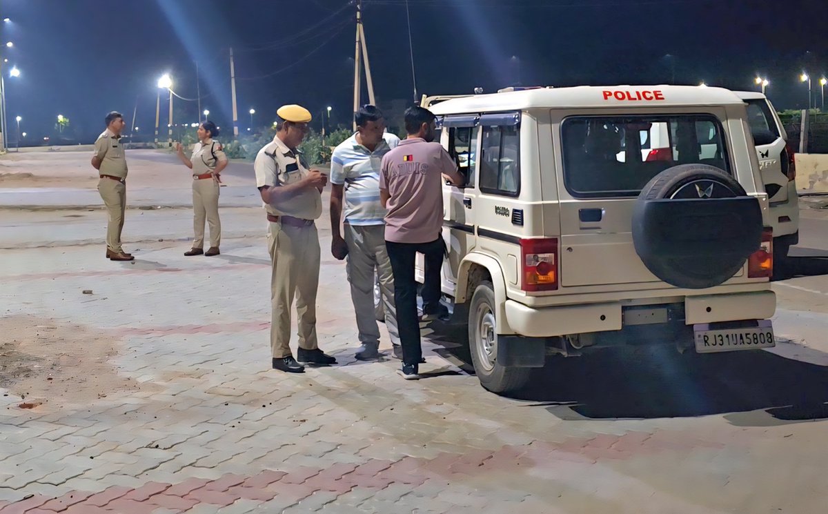 #Hanumangarh युवक की चाकू मार हत्या, टाऊन के दशहरा ग्राउंड के पास की घटना, मृतक नियाज़ खान टाऊन का था निवासी
पुलिस की कार्यशैली पर भी गंभीर सवाल, दशहरा ग्राउंड में पूरे दिन नशेड़ियों का रहता है जमावड़ा
<a href="/HmghPolice/">Hanumangarh Police</a> <a href="/BhajanlalBjp/">Bhajanlal Sharma</a> <a href="/IgpBikaner/">IGP BIKANER</a> <a href="/RajCMO/">CMO Rajasthan</a> <a href="/PoliceRajasthan/">Rajasthan Police</a> #murder #crime