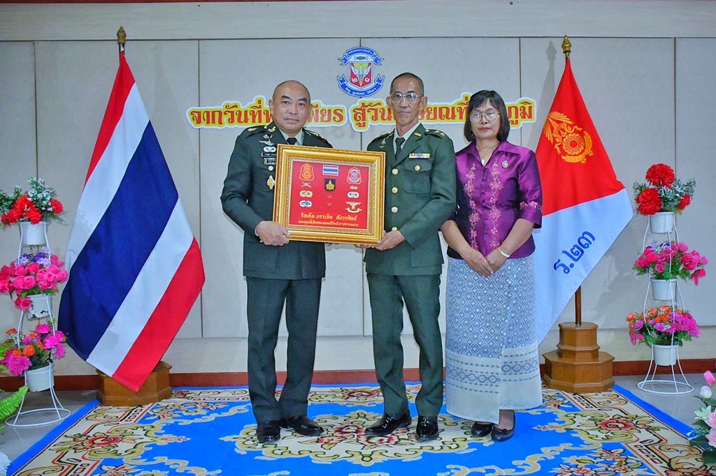 23regiment's tweet photo. ผบ.ร.23 เป็นประธานในพิธีเทิดเกียรติอำลาชีวิตราชการทหาร ของกำลังพล ร.23 และหน่วยขึ้นตรง จำนวน 12 นาย ที่เกษียณอายุราชการ ใน 30 กันยายน 2568 เพื่อเชิดชูเกียรติ และขอบคุณที่รับใช้ประเทศชาติ มาด้วยความเสียสละ อดทน ซึ่งทุกท่านต่างเคยออกปฏิบัติราชการสนาม และเคยได้ทำการสู้รบอย่างกล้าหาญ https://t.co/2s8SBwVDah