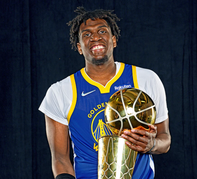 pedrofsmaia's tweet photo. @CecSamel Parou de jogar basquete e foi pro fute Kevon Looney https://t.co/9UtI7AzxLQ