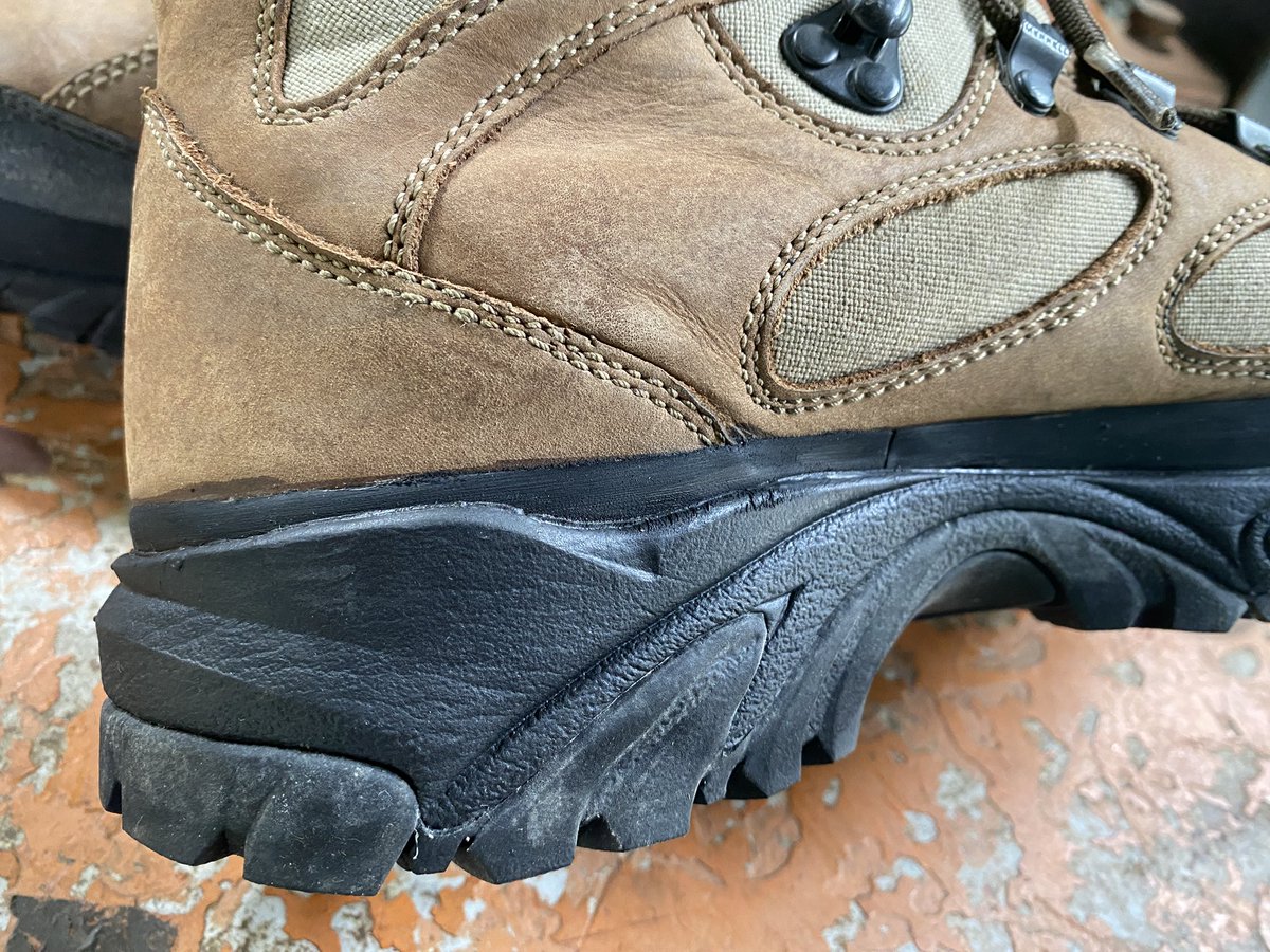 #ハートロック2025 で大事なMERRELLやASOLLOを加水分解してしまったアニキ達に届け
ちょっとソールのパターンは変わってしまうけど捨てるよりはマシでしょ

ウチも例に漏れずコチラで直しました😅
↓
shoes-doctor.com/repair/?ca=27