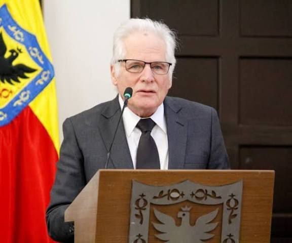 #ATENCIÓN 🚨 | El precandidato presidencial Miguel Uribe Londoño quedó en el ojo del huracán tras revelarse que constituyó 15 empresas en un solo día, todas con el mismo objeto social, cuando era funcionario en la administración de Enrique Peñalosa.

El hecho genera dudas sobre