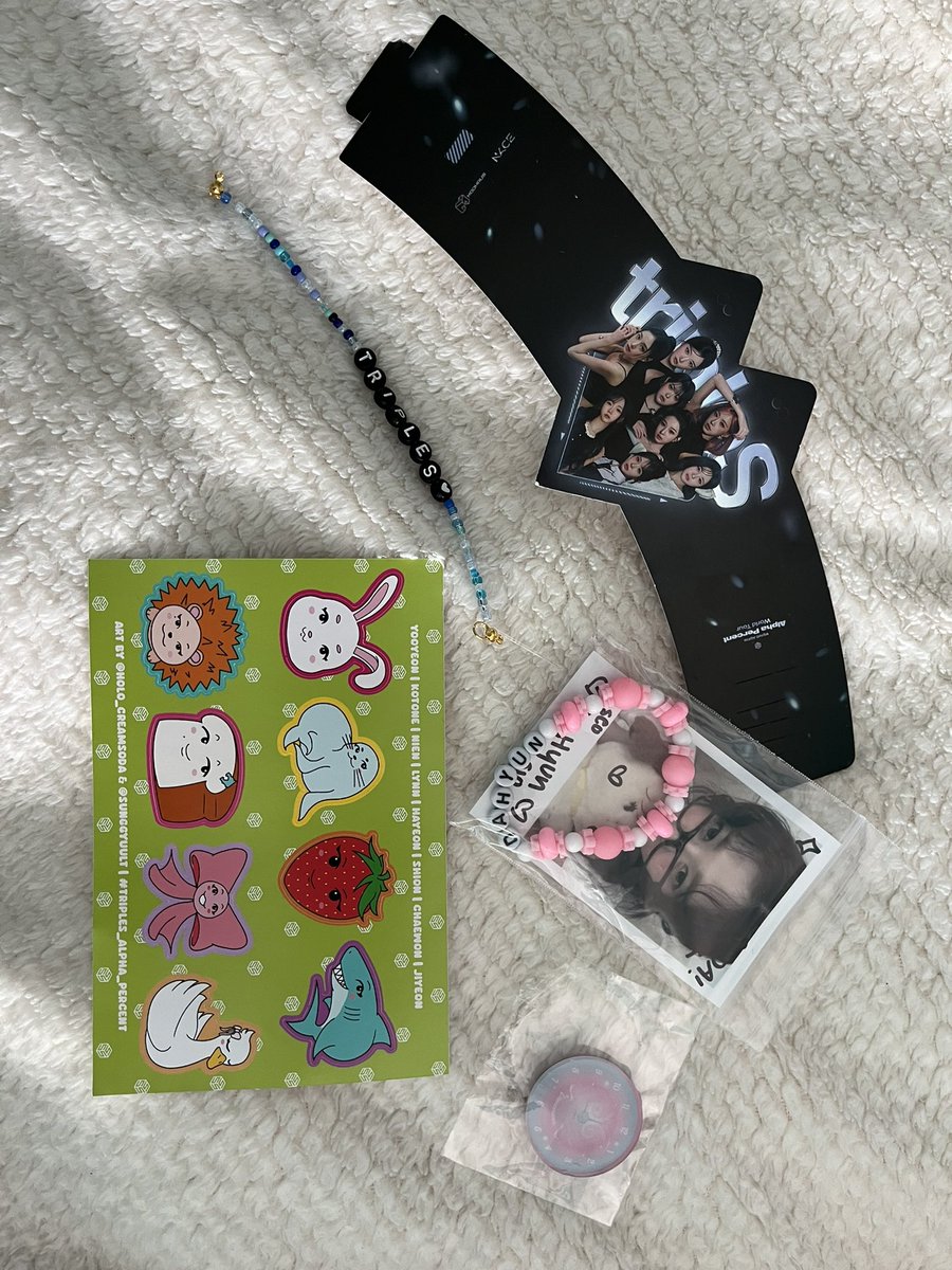 AllycatlovesAG's tweet photo. Pre-concert fan-zone haul! 

#tripleS_Alpha_Percent https://t.co/vhJT9Z06SP