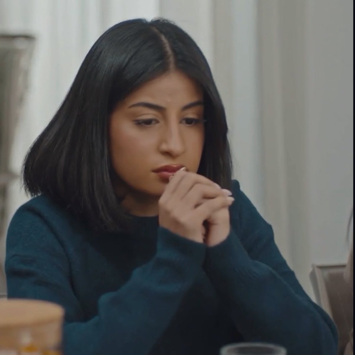 الأمان ينهدم من أول كلمة قاسية تطلع من لسان الأب بحق بنته ❤️‍🩹 وأبشع عوار تحس فيه البنت لما يكون من أبوها اللي المفروض يكون أمانها وسندها بالدنيا ، الطعنات مرات تكون من أقرب الناس من كلمة جارحة من الأب وخيبة امل بتتم بذاكره بنته وراح تكبر ويكبر معاها الجرح وصعب انه يلتئم #صيف99