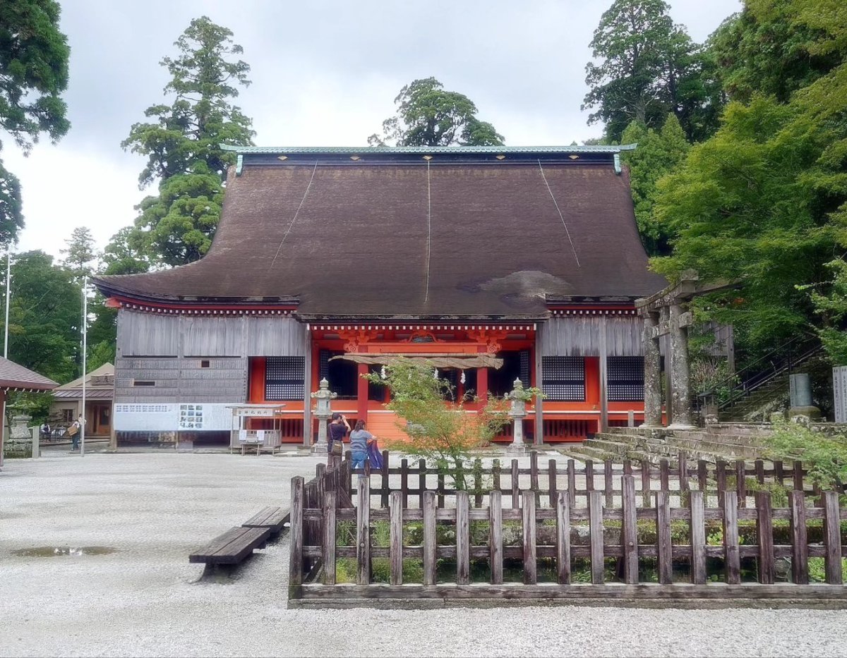 おはようございます

秋分の日  火曜の朝です

雨降りで肌寒いお彼岸のお中日
お寺さんに行って
納骨堂へお参りに行ってきます🙏🏻

週末は九重から英彦山へ
ケーブルカーにのって
英彦山の一番高い所にある
英彦山神宮へ⛩️空気が爽やかでした

さぁ今日も
体調に気をつけて
心まったりの1日を〜🌿☔🌧