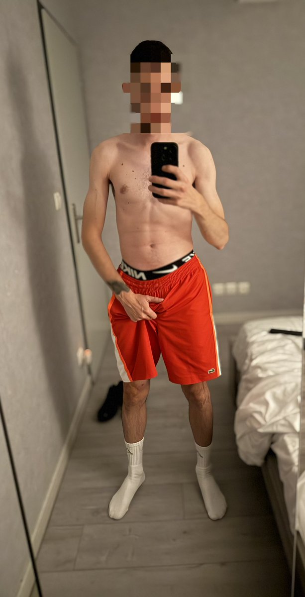 Le short en dit moins que le regard.