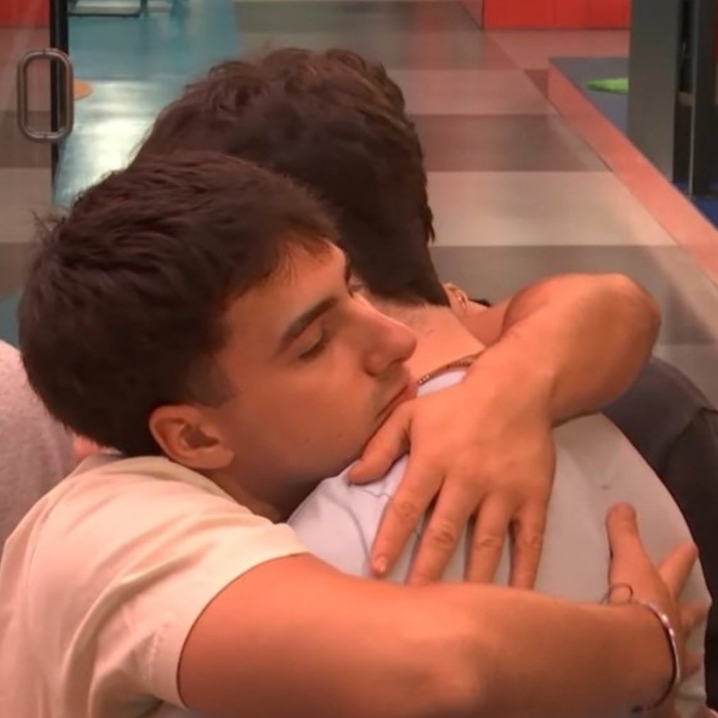 tasboboque's tweet photo. la amistad de guille y max siendo todo para mi :(💌 #OTGala1 https://t.co/NW2w0VFKHz