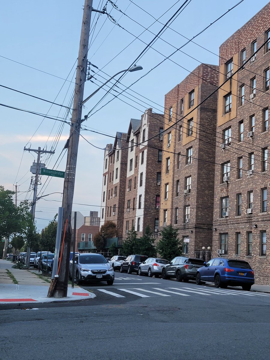 SideswipeNA's tweet photo. @VerizonSupport Intersection of Williamsbridge Road and Barnes Avenue in the Bronx. https://t.co/Hnujm32OHm