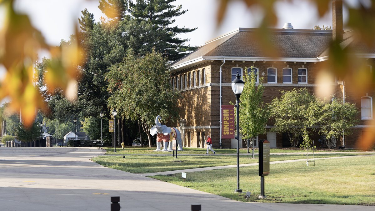 SimpsonCollege's tweet image. The first signs of fall! 🍂 #FirstDayofFall