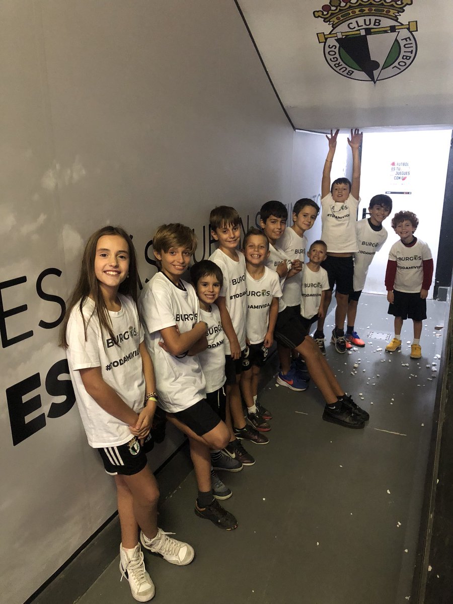 Federación de Peñas del Burgos CF (@fpburgoscf) on Twitter photo Hoy hemos hecho entrega a #FerNinho de nuestro <a href="/ballondor/">Ballon d'Or</a> particular, #TrofeoPiné, de manos de nuestra peñista y hermana de Piné, Angelita.
Además nuestros peques han acompañado a los jugadores al saltar al terreno de juego. Muchas gracias al <a href="/Burgos_CF/">Burgos Club de Fútbol</a> por el sueño cumplido 💪🏾 Hoy hemos hecho entrega a #FerNinho de nuestro <a href="/ballondor/">Ballon d'Or</a> particular, #TrofeoPiné, de manos de nuestra peñista y hermana de Piné, Angelita.
Además nuestros peques han acompañado a los jugadores al saltar al terreno de juego. Muchas gracias al <a href="/Burgos_CF/">Burgos Club de Fútbol</a> por el sueño cumplido 💪🏾