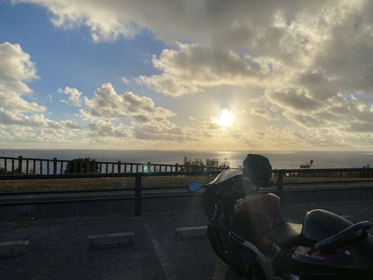RyukyuRider's tweet image. 沖縄の日の出、6時18分。
朝方のバイクは涼しいよ👍
けど、今日も暑くなりそうな予感🥵

#隼 #朝ツーリング #知念岬 #沖縄