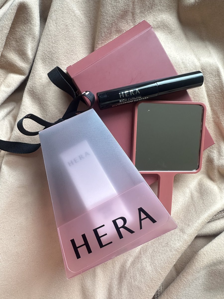 gnabs97's tweet image. GUYS I WOKE UP to a package and guess what arrived???!!!!
#HERA #HeraBeauty
#FELIXxHERA
#FelixEraDefiningIcon
