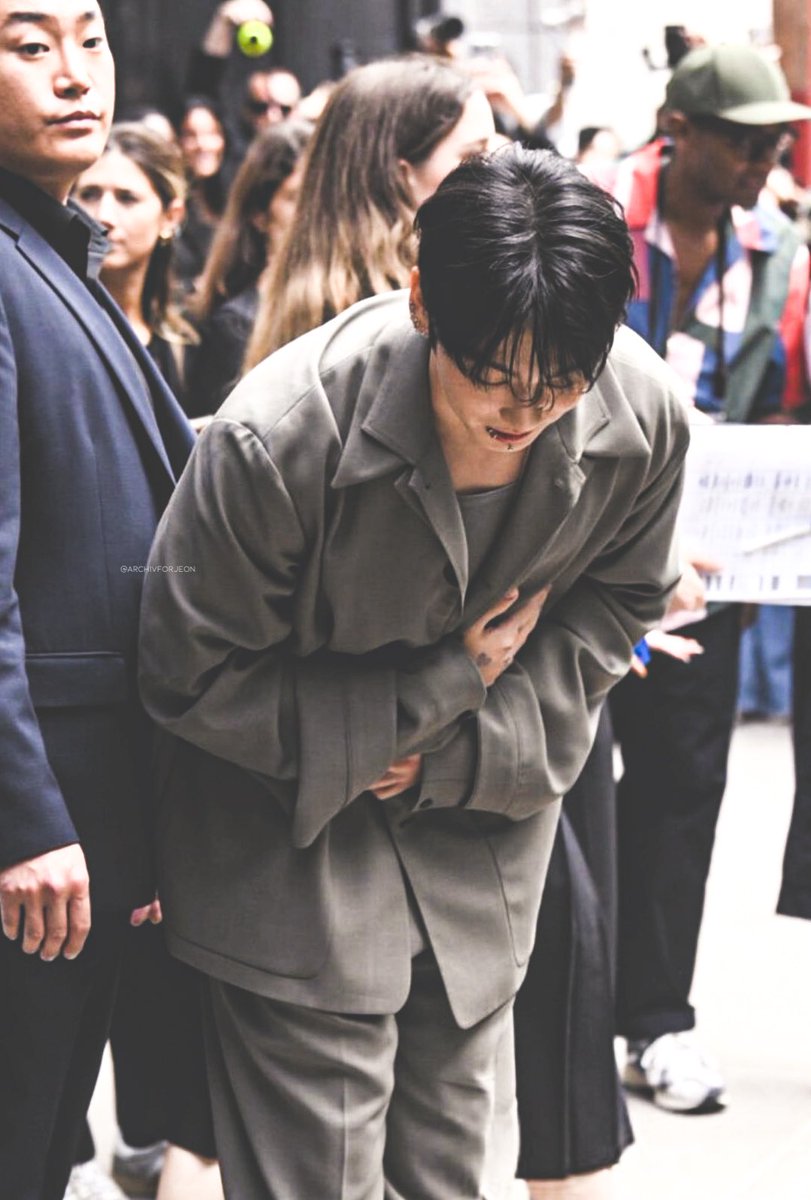 추적 기간이 24일 까지래
JUNGKOOK AT FASHION WEEK
#JungkookForCalvinKlein
#JUNGKOOKxCALVINKLEIN
#JUNGKOOKxNYFW