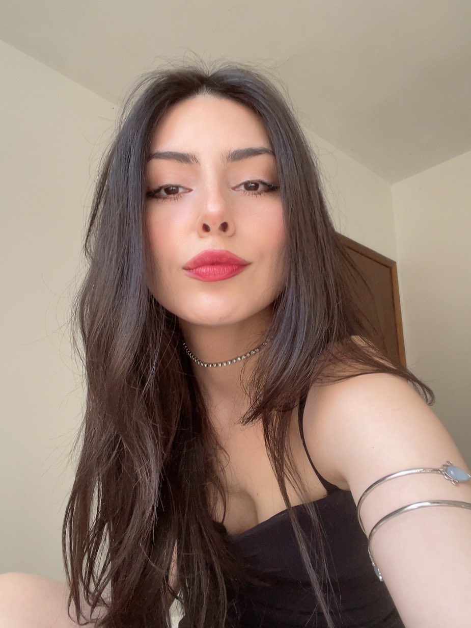 1 pic. ai vc ta tirando uma sonequinha e eu sento do seu lado pra te acordar e falar que comprei ingresso pro show da gaga no seu cartão https://t.co/iPokPcKbgB