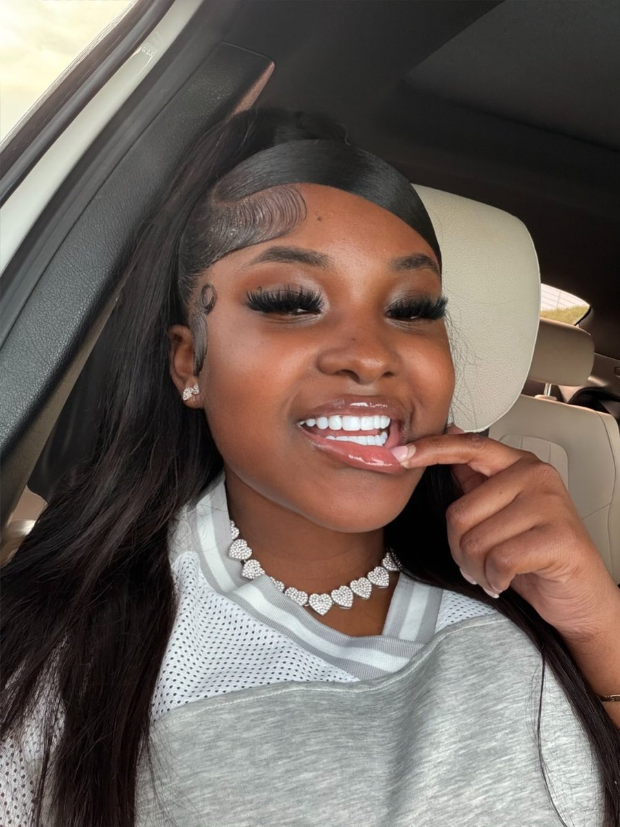 RefaaaC's tweet photo. New smile. New phone. Who dissss https://t.co/m4jX8ZydQS