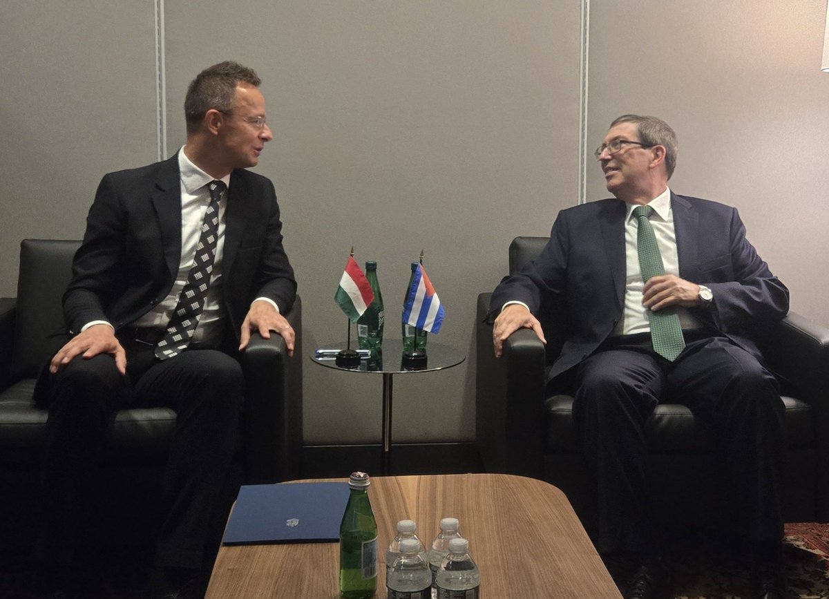 Sostuve productiva reunión con amigo <a href="/FM_Szijjarto/">Péter Szijjártó</a>, Canciller de Hungría, que demuestra estado positivo de relaciones bilaterales.

Agradecí apoyo húngaro en concreción proyectos en varios sectores. Trasladé interés de #Cuba de continuar avanzando en lazos económico-comerciales.