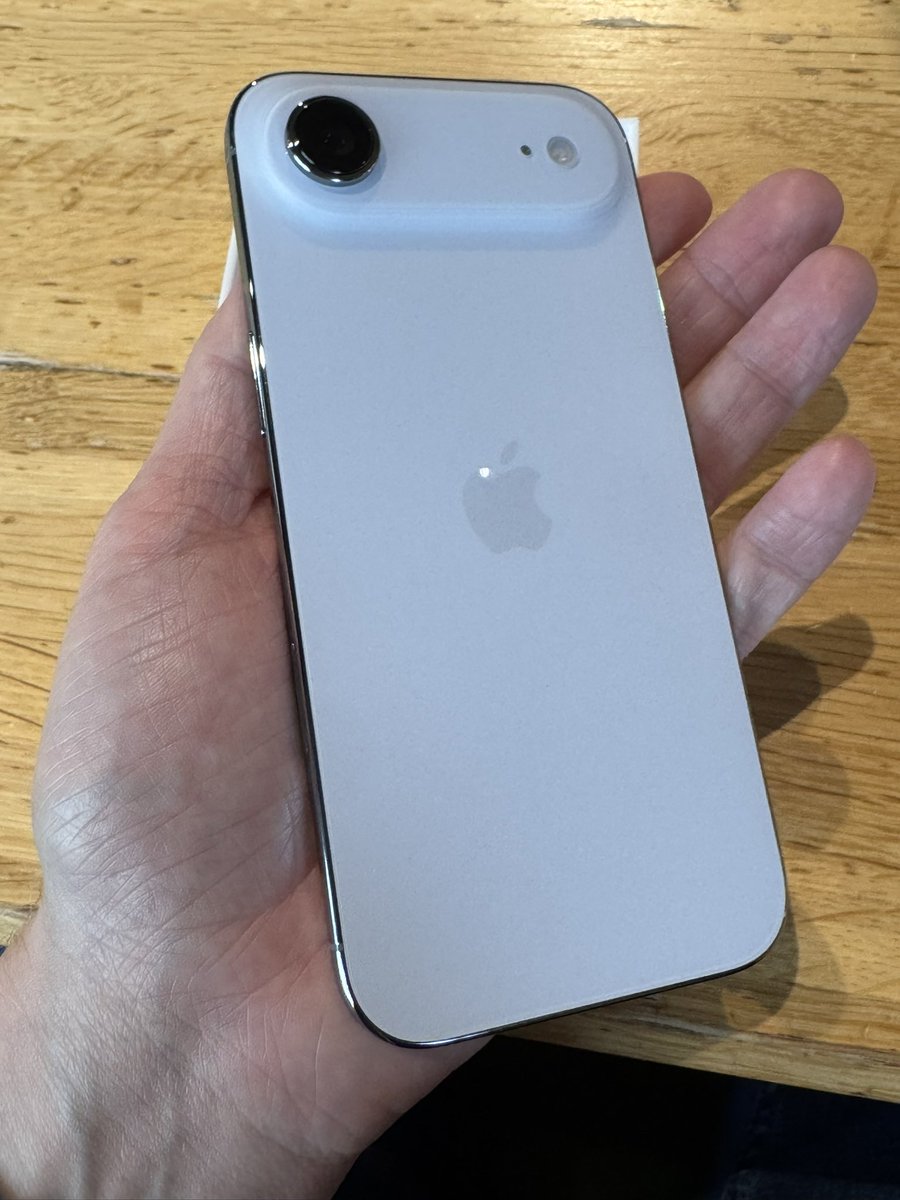 She’s so pretty and perfect. A few days of use and this is the most fun I’ve ever had with a phone. ☺️