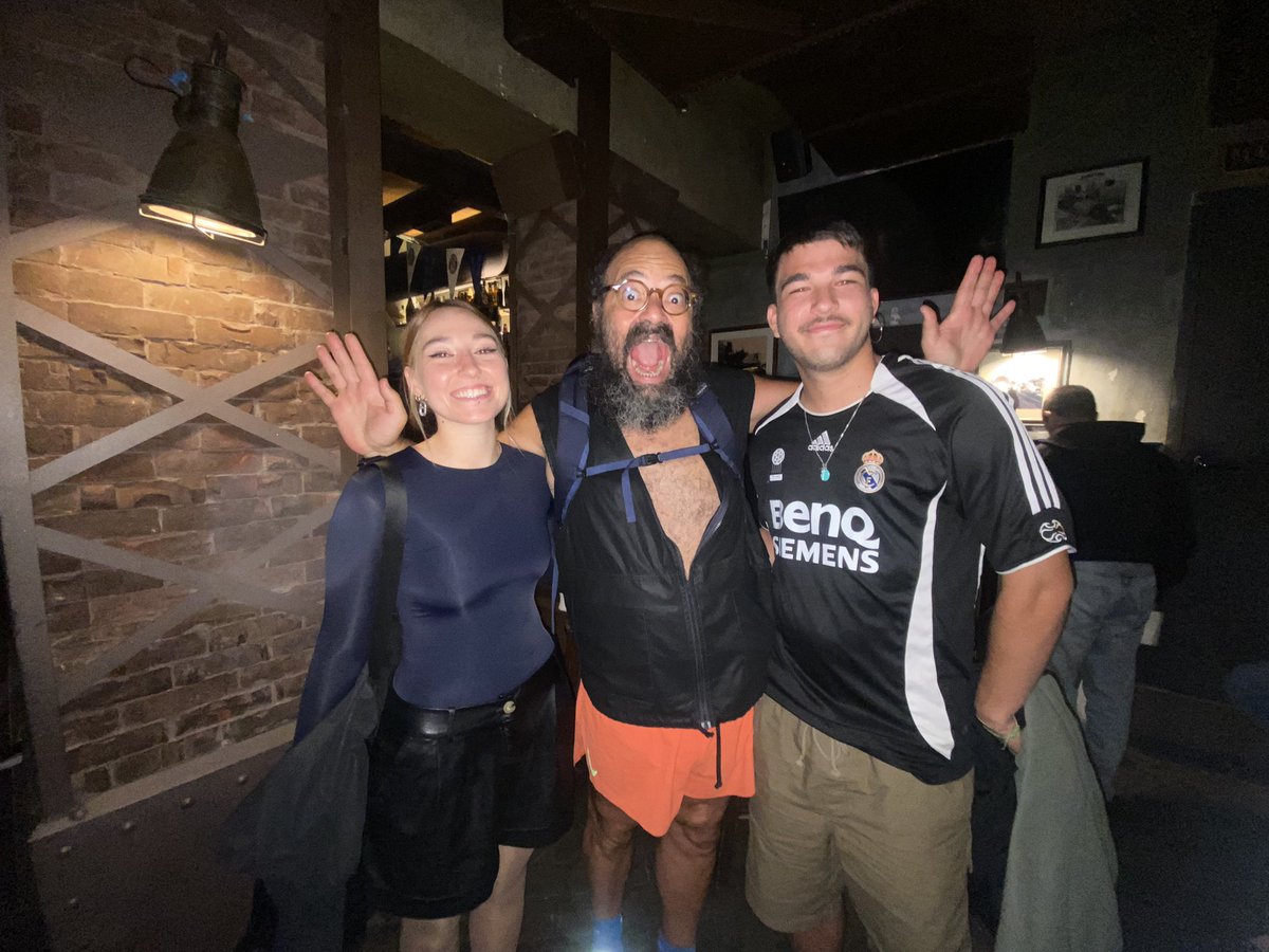 nicolasscuadros's tweet photo. demostrando que los madridistas de izquierdas aún existimos… 

gracias Ignatius ha sido increible me duele aun la cara de reir, el mejor!! https://t.co/T6PTV8Ifrb