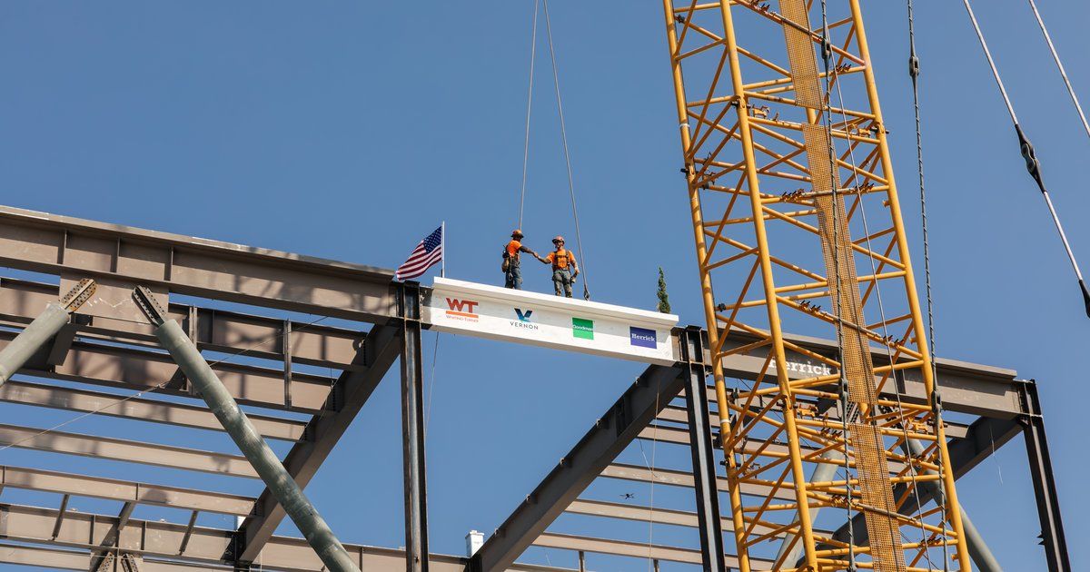 Goodman tops out #DataCenter in Los Angeles, California

Located at 3094 E Vernon Avenue in Vernon, the three-story LAX01 spans 263,410 sq ft (24,471 sqm) and will deliver up to 32MW of critical IT power (49.5MW gross). - DCD buff.ly/I1eAqYh