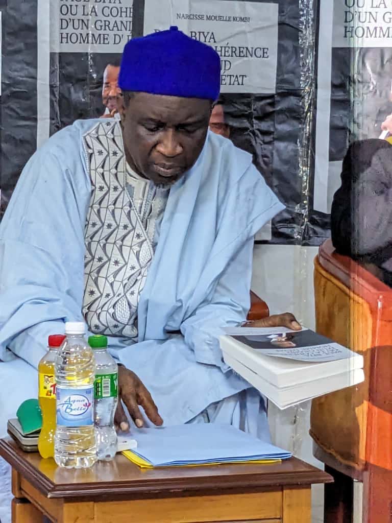Immense privilège de présenter, ce lundi 22 septembre 2025 à Maroua, au nom de #UMa, la note de lecture de l’ouvrage du Professeur Narcisse Kombi Mouelle, « Paul BIYA ou la cohérence d’un Grand Homme d’État. La sagesse au service de la démocratie, de la prospérité et de la paix »