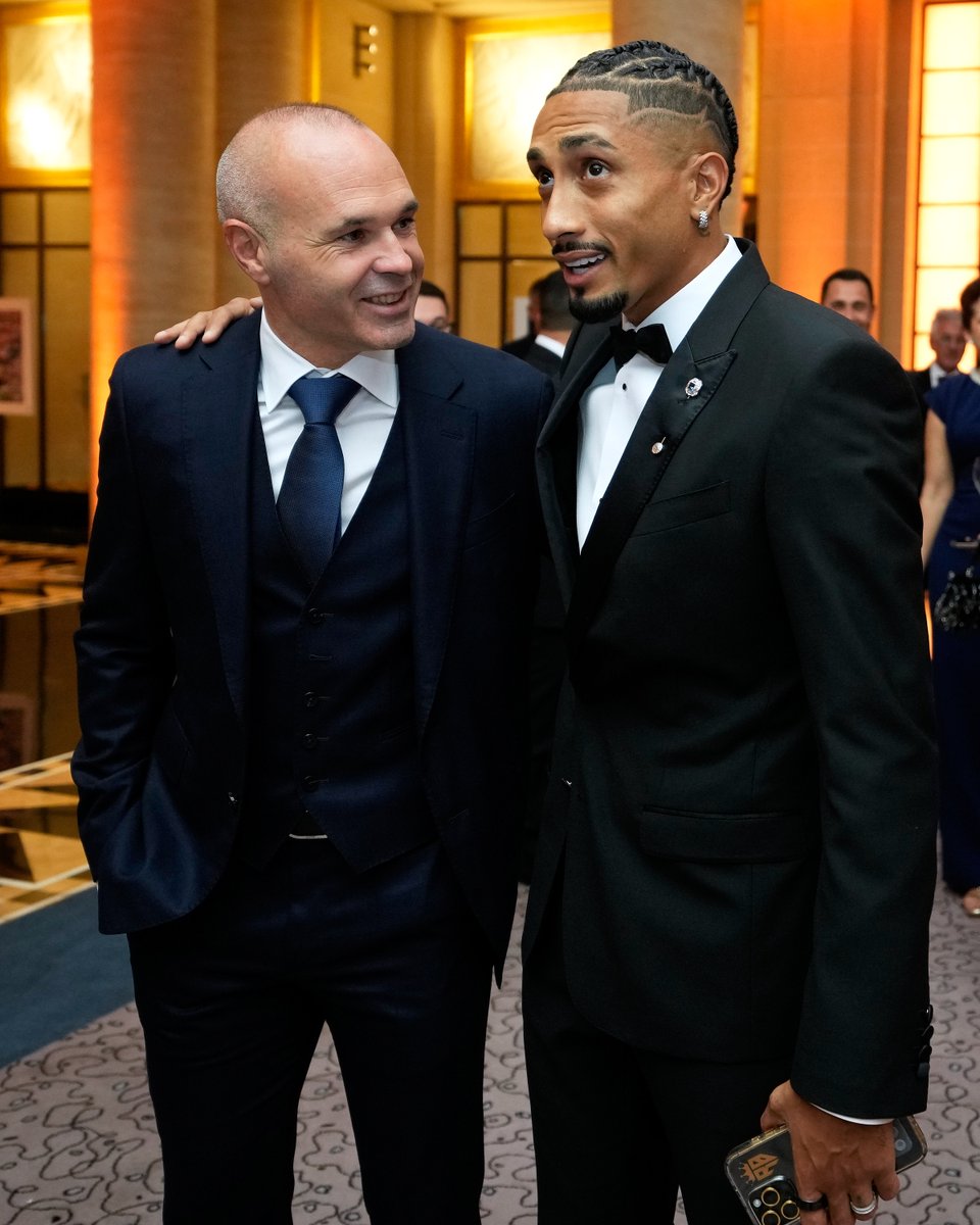 Ronaldinho le traspaso su aura, ¿lo hará Iniesta también? 🤩