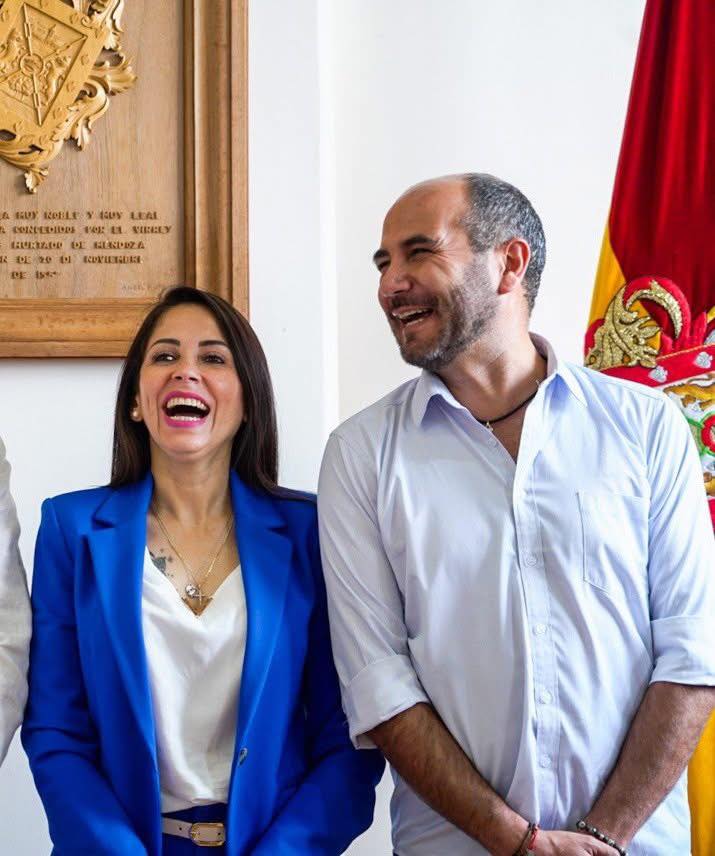 Por hacer campaña a favor de Luisa González el prefecto del Azuay Juan Cristóbal Lloret recibió una multa de 10 salarios básicos. Así consta en la sentencia del TCE conocida hoy. 
Según el fallo "actuó voluntaria y conscientemente para influir en la decisión del electorado(...)".