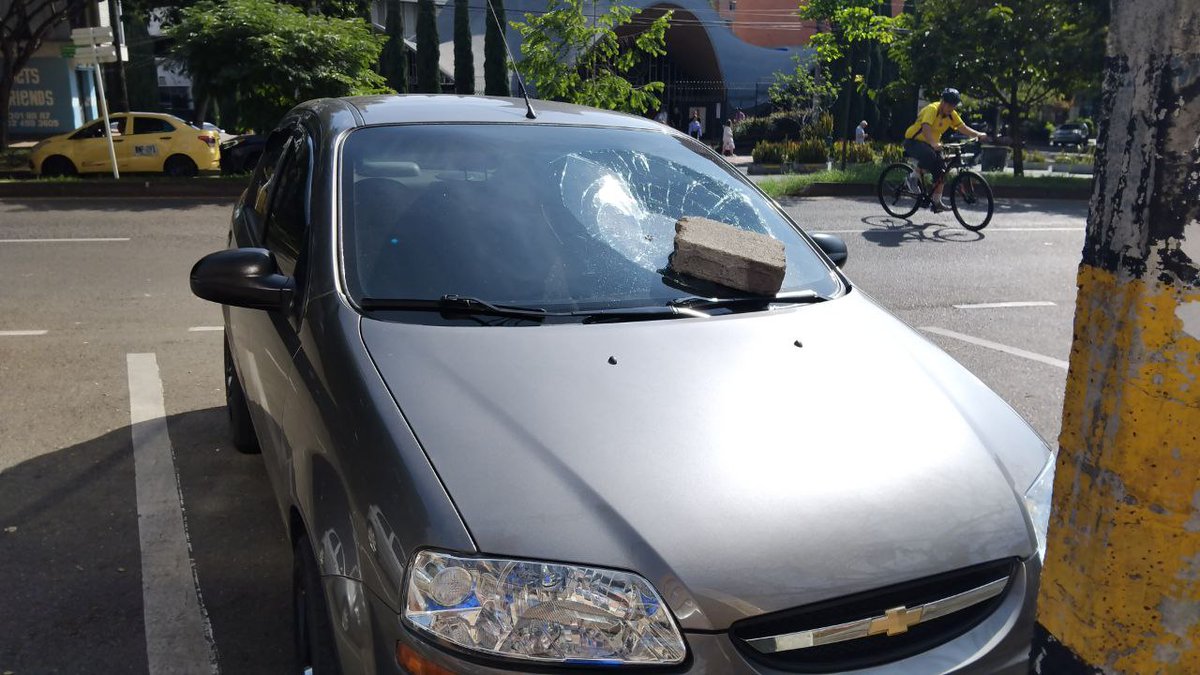 DenunciasAntio2's tweet photo. #Medellín/ Atencion, a la situacion en laureles sector la consolata; con los habitantes de calle que hacen los daños y uno como ciudadano no puede hacer nada. https://t.co/vgYD2uaHuH