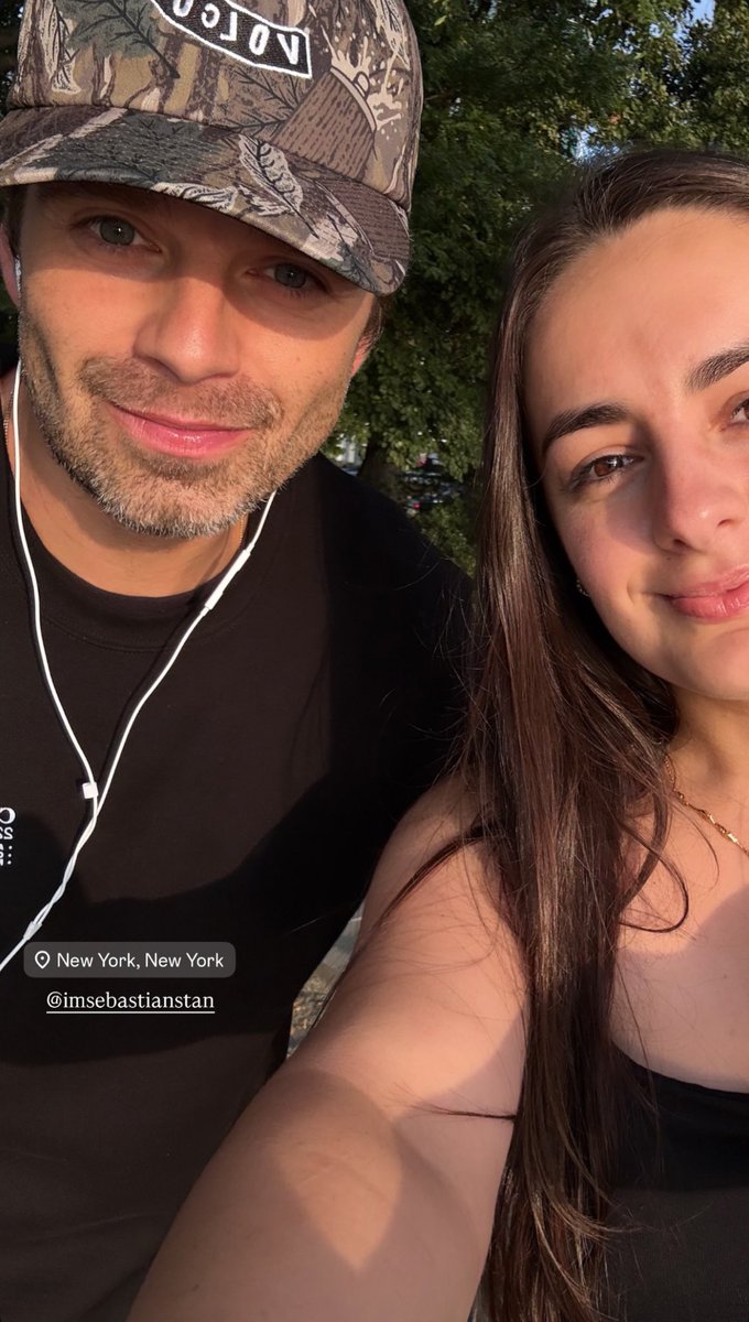 📸| Quem tá vivo sempre aparece, né? 🤣

Nova foto de Sebastian Stan com uma fã recentemente em Nova York. 

📲: @adri__nyc via Instagram Stories.