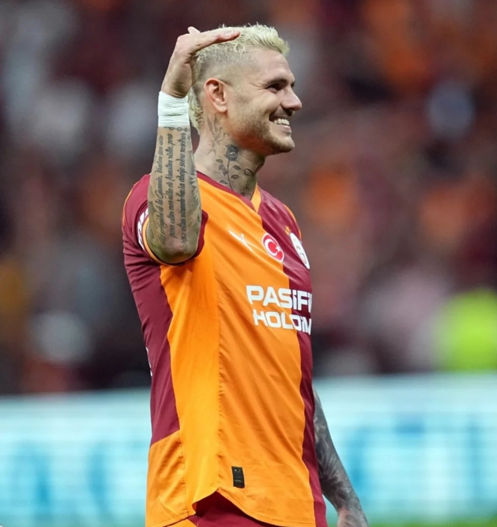 Kiloluymuş, Koşmuyormuş..!
Hepsi boş, hepsi hikaye.
Demekki neymiş ? 
Kilolu da olsa, 
Onların dediği gibi koşmasa da,
Yattığı yerden çakıyor. 
KOBRA bu KOBRA...
Varolasın KRAL..
Çakmaya devaaaaammm..!