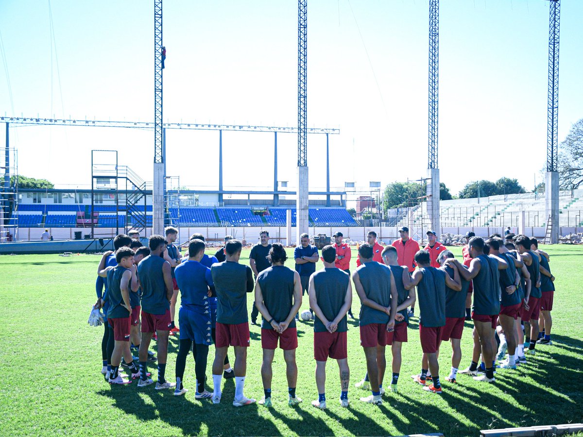 clubnacionalpy's tweet image. La Familia Tricolor continúa más unida y fuerte que nunca. En la jornada de hoy, el Presidente, Econ. Enrique Sánchez estuvo acompañando al plantel previo al entrenamiento. Seguimos firmes para los desafíos que se vienen.

 ¡Vamos Tricolor! 🔴⚪️🔵