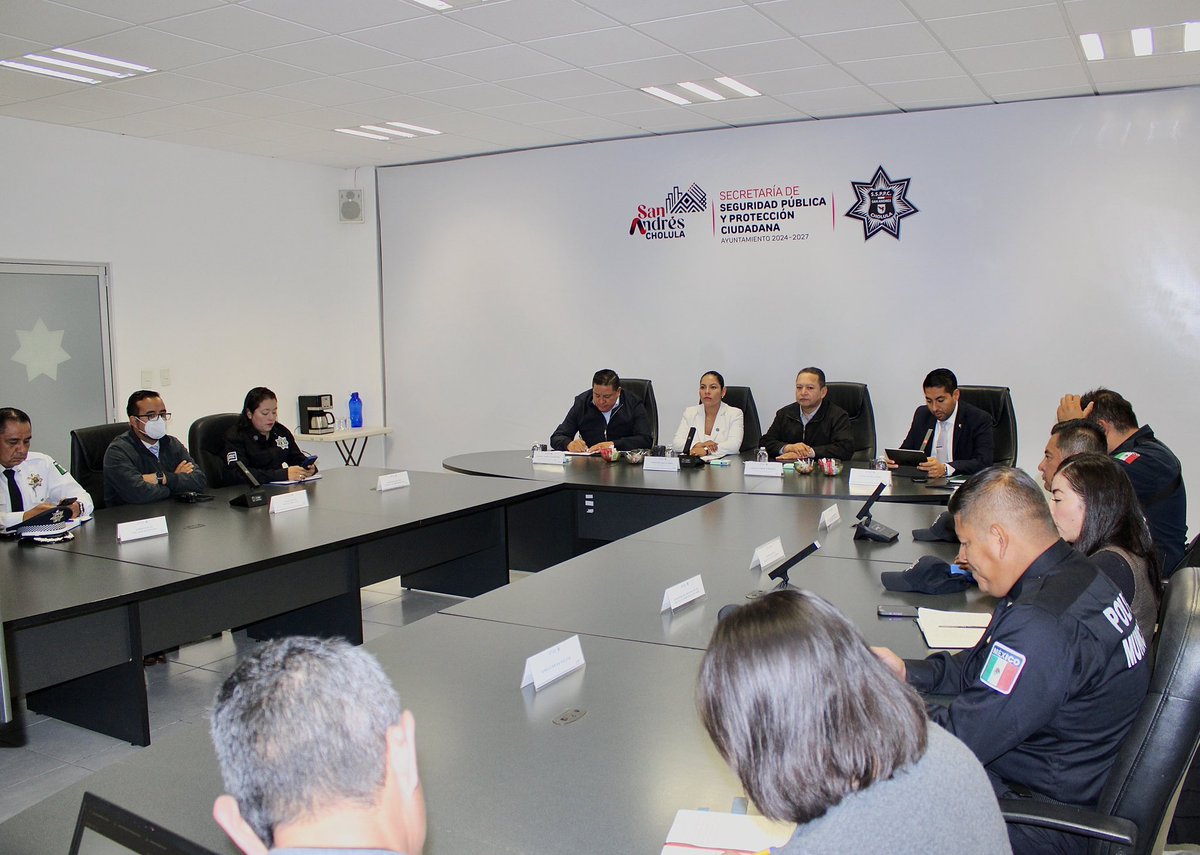 SSPPCSnAndresCH's tweet image. 🔹En cada Mesa de Seguridad y Justicia se analizan los lineamientos a fortalecer para mantener entornos seguros, en #SanAndrésCholula. 

👩🏻👮🏻‍♀️La reunión la llevan a cabo la presidenta @LupitaCuautleT, nuestro secretario Luis Flores Fierros y los diferentes mandos de la #SSPPC.