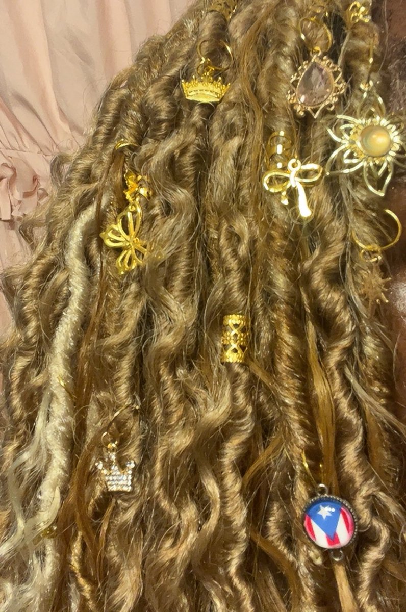 virtuallytori's tweet image. i love taking lil pics of diff sections of my hair and looking at all the charms :) it’s also so fun when ppl point out different ones