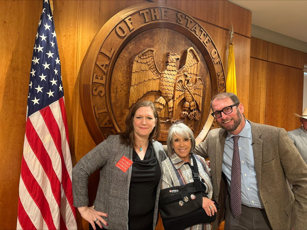 CleanAirMoms_NM's tweet photo. “Until no family has a public health issue from oil and gas, we have a problem.” - Governor Lujan Grisham

Thank you @GovMLG for announcing new science backed satellite data showing New Mexico’s methane rules cut oil and gas facility emissions by half compared to neighboring Texas.

@cleanairmoms
