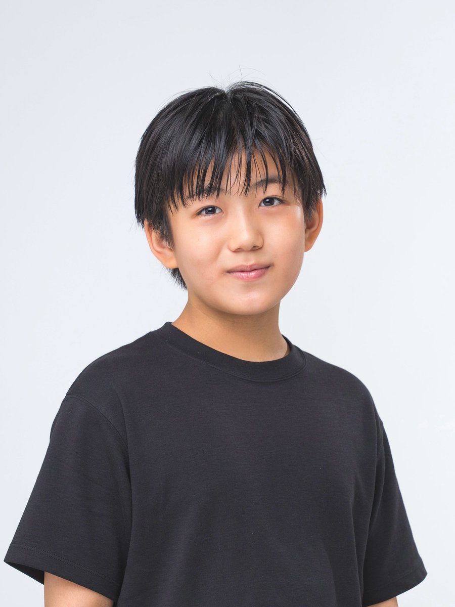 いつもお世話になっているアトリエシュクルさん( a-sucre.jp )に写真を撮ってもらいました✨
中学生になってから初めての撮影でした。
今回も踊ったりしながら楽しい時間でした♪