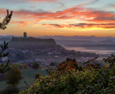 quercusnews's tweet photo. Le soleil matinal frappe la pierre volcanique et révèle, comme une apparition, la silhouette altière de la forteresse de #Polignac. Perchée sur son promontoire basaltique  semble surgir des entrailles de la terre pour dominer toute la vallée du Puy-en-Velay
#Auvergne #Velay https://t.co/m5jHj2u2TK