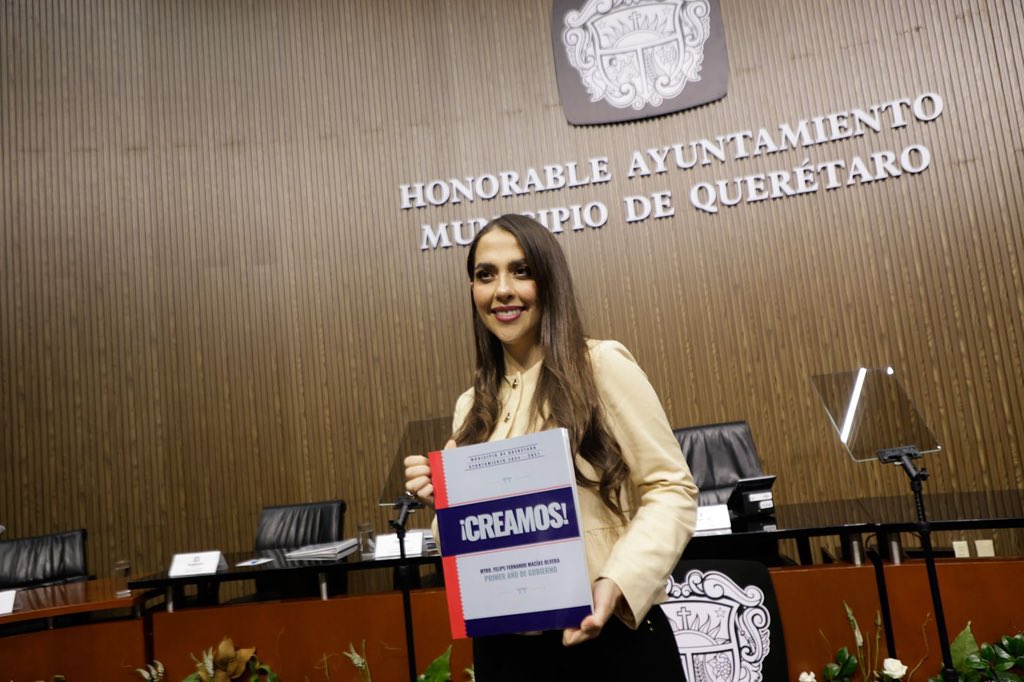 GabyMonjaraz's tweet photo. Hoy ante el H. Ayuntamiento, @FeliFerMacias presentó su #PrimerInforme, un año de gobierno con cercanía, resultados y orden.

Querétaro sigue creciendo y fortaleciéndose, construyendo un presente sólido y con Futuro. 🇲🇽✨ https://t.co/simpqjBpim