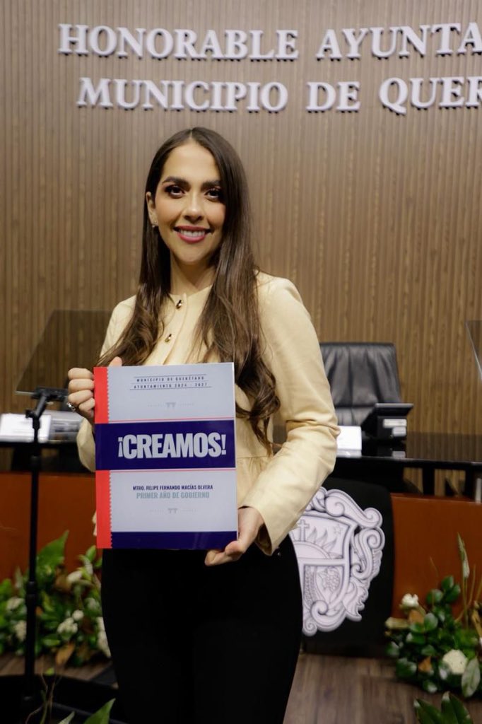 GabyMonjaraz's tweet photo. Hoy ante el H. Ayuntamiento, @FeliFerMacias presentó su #PrimerInforme, un año de gobierno con cercanía, resultados y orden.

Querétaro sigue creciendo y fortaleciéndose, construyendo un presente sólido y con Futuro. 🇲🇽✨ https://t.co/simpqjBpim