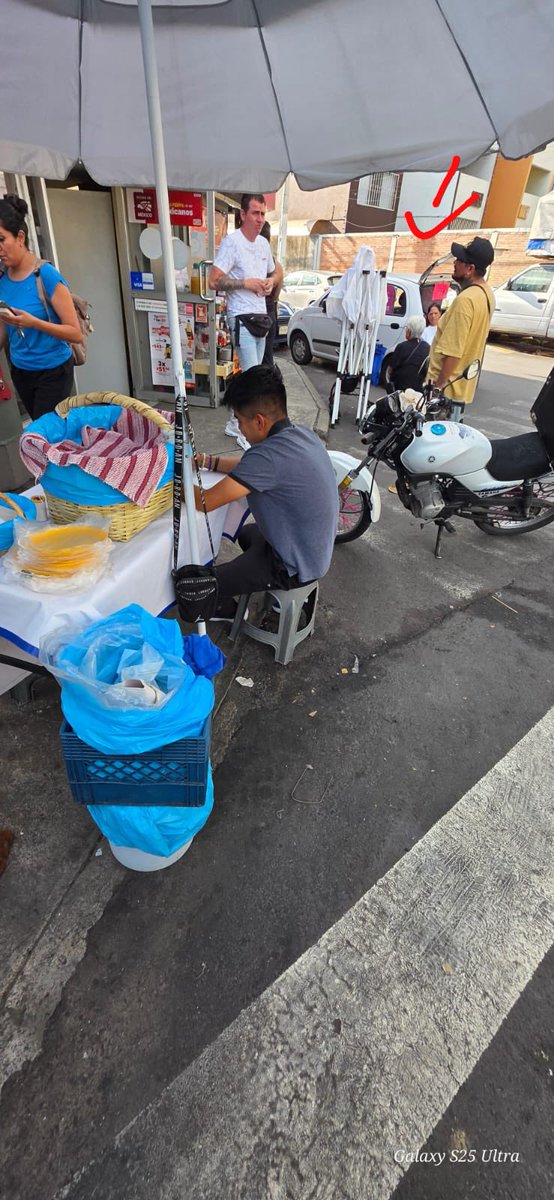 .<a href="/Gabyosoriohdz/">Gaby Osorio</a> se te "cayeron" varios puestos de comercio informal; esos que tu Director de Gobierno "retiró" hace 3 semanas. Es claro, los "levantan" 2 días para subirles el moche ¿luego te quejas de la basura en la calle? haz tu chamba y vas erradicar gran parte del problema