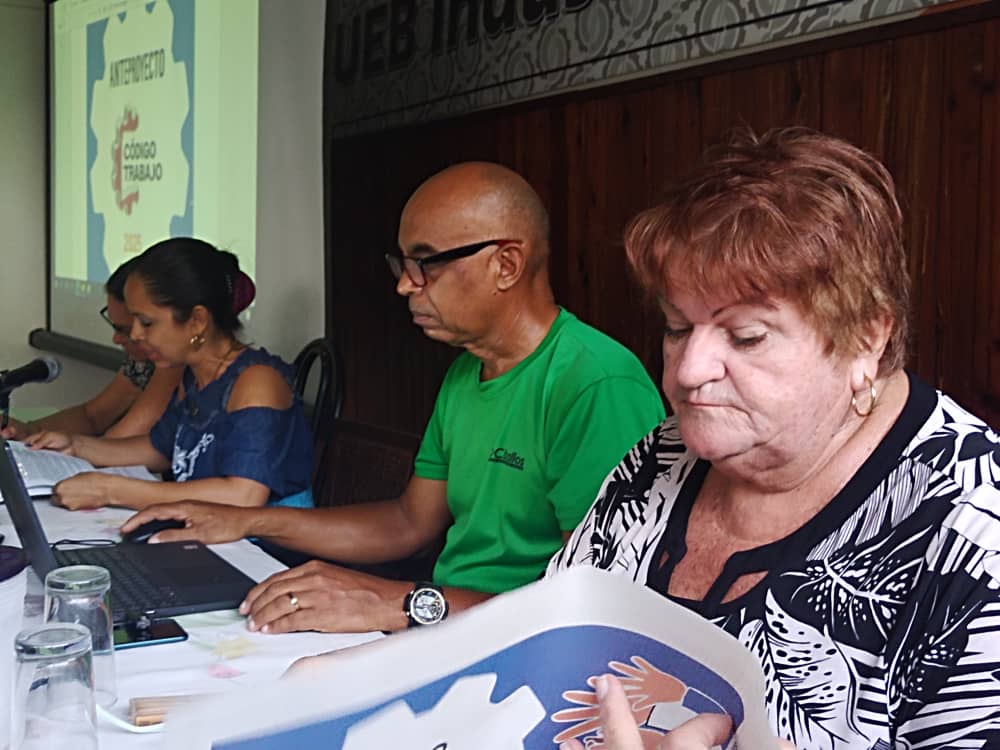 UEBCeballos's tweet photo. En esta jornada en la UEB Industrial Ceballos realizamos la consulta del nuevo Código de Trabajo con la participación activa de todos los trabajadores y un consenso generalizado, damos un paso adelante en nuestros derechos y condiciones laborales.  
#codigodeltrabajocuba https://t.co/K1vKrikiYp