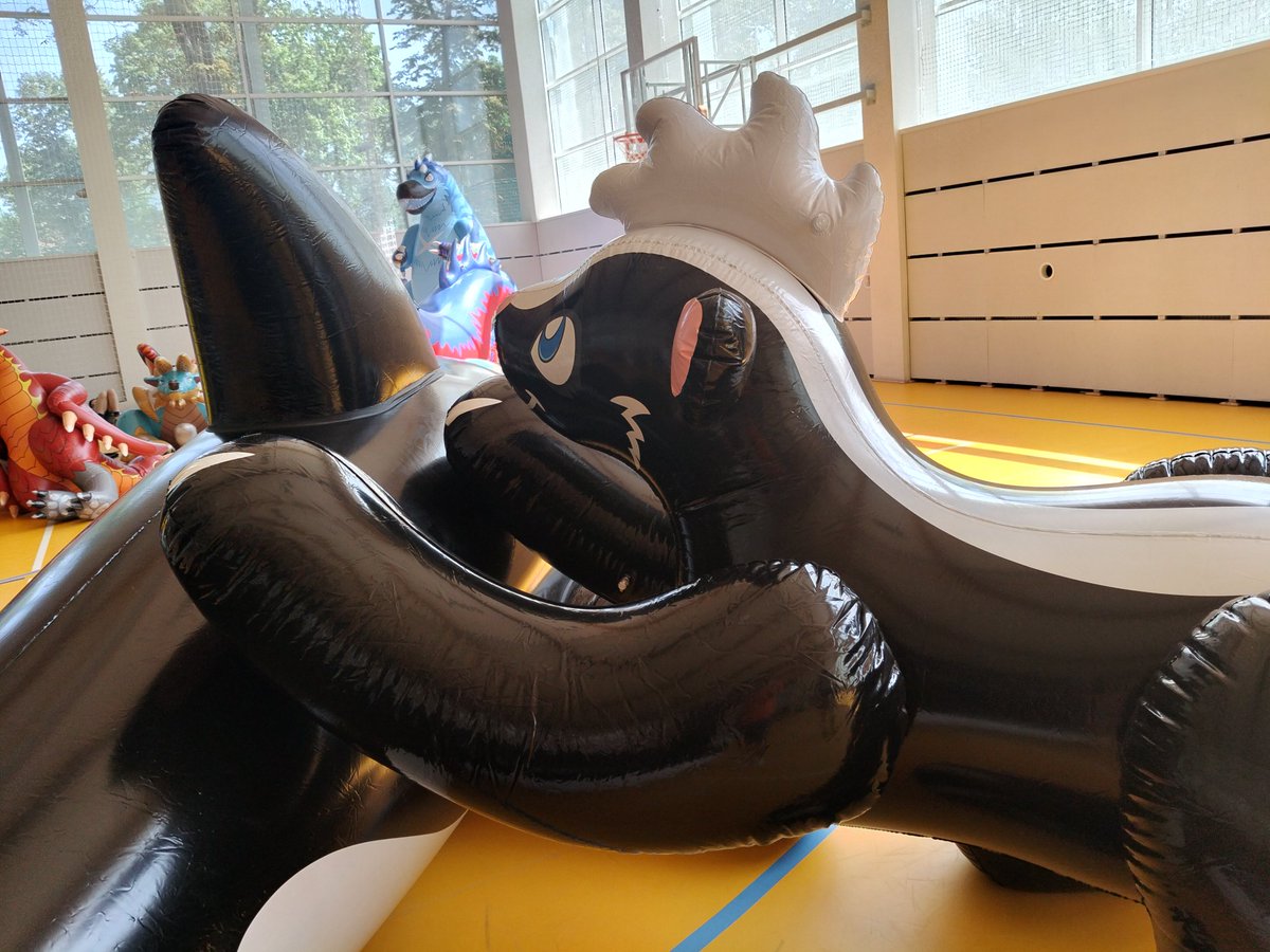 Grimatronic67's tweet image. Spanki was very happy to meet all of them. He even jumped onto Giant whales back